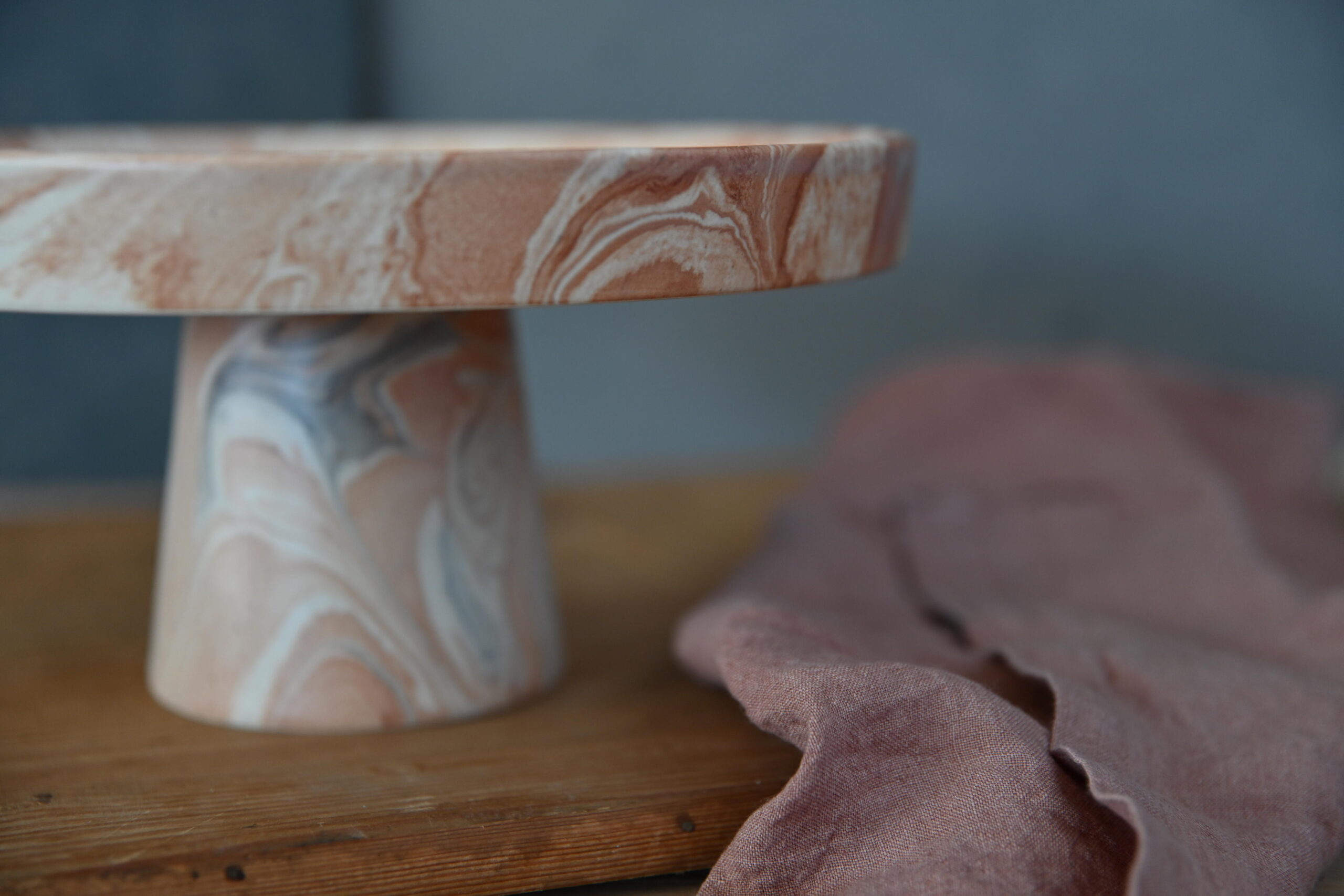 Egg Back Home Ceramic Cake Stand with Marble Effect - Image 2