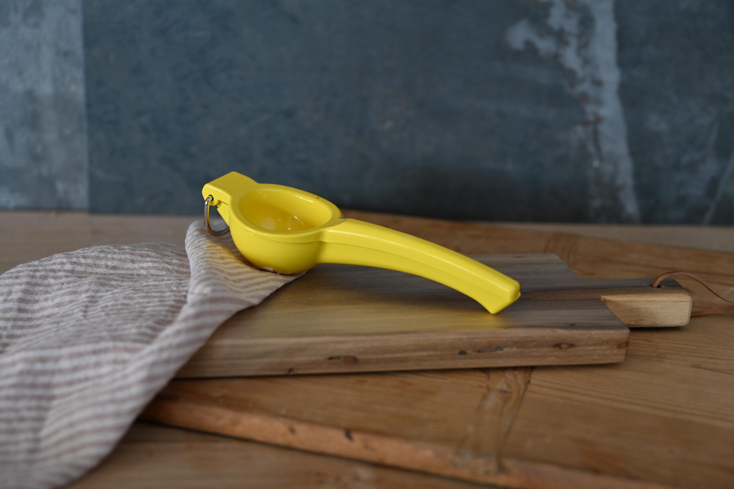 Handheld Aluminum Lemon Squeezer - Yellow