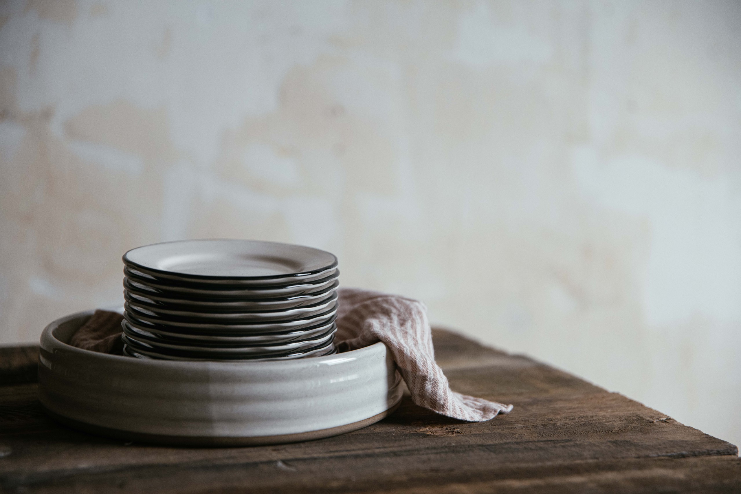 Scalloped Edge Stoneware Plates – International Tableware